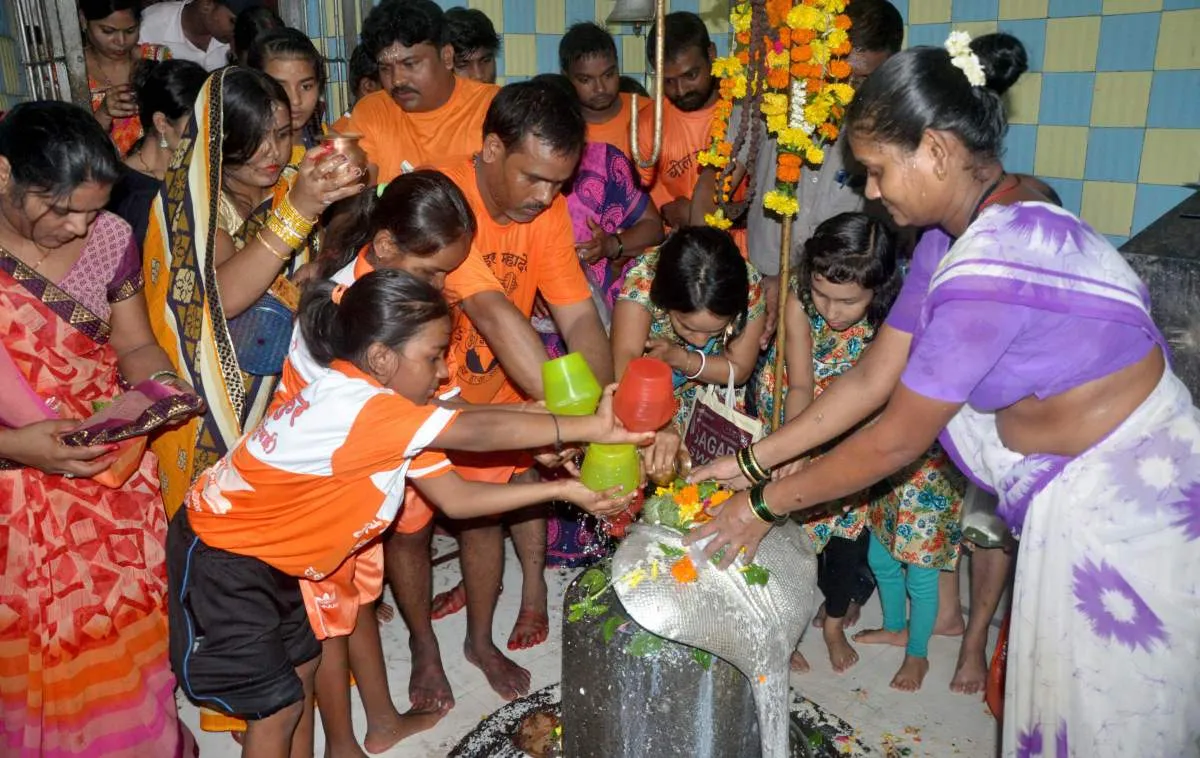 मुंबई के किलेश्वर महादेव मंदिर में भक्तों ने मनाया नाग पंचमी का त्योहार