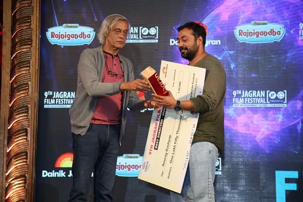 Sudhir Mishra presenting the Best Director Award to Anurag Kashyap