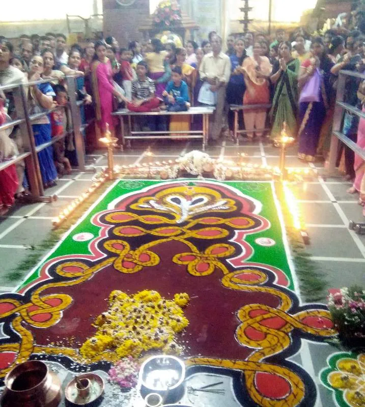 नाग पंचमी के त्योहार मनाने के लिए भक्तों ने बालाजी सानिधि मंदिर में सांप की रंगोली बनाई