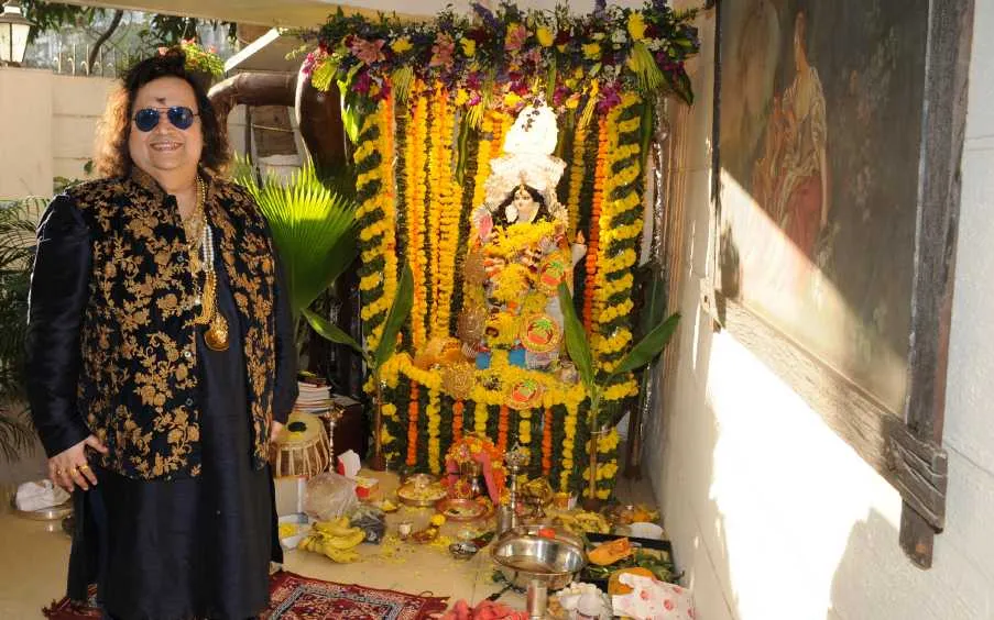 बप्पी लाहिड़ी ने अपने घर आयोजित की सरस्वती पूजा शामिल हुए सितारे