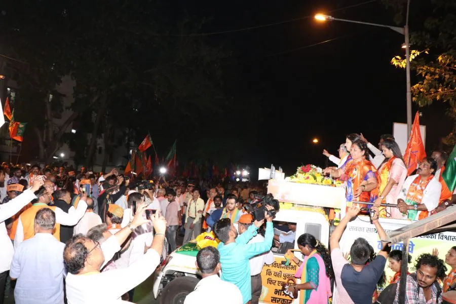 केंद्रीय मंत्री स्मृति ईरानी बीजेपी राष्ट्रीय कार्यकारिणी सदस्य मनीषा ताई चौधरी की रैली में पहुंची