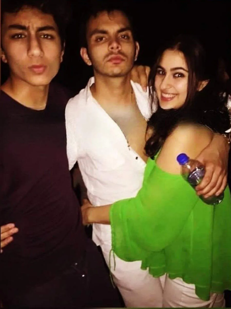 Sara Ali Khan and ex Veer Pahariya vacationing in London; See Pic |  Filmfare.com