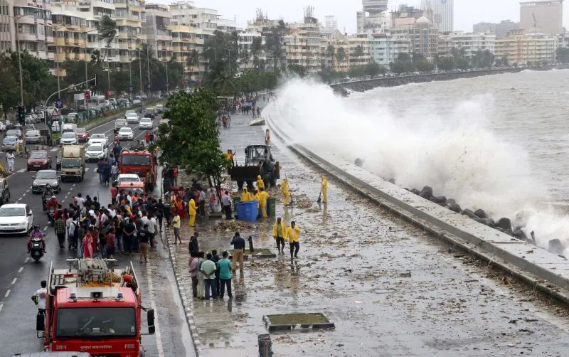 मुंबई में हाई टाइड से मरीन ड्राइव में डूबे 2 लोगों में से एक की मौत, एक लापता