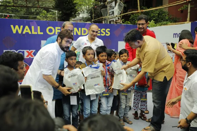 टीम ‘गुमनामी’ ने गरीब बच्चों की मदद के लिए मैक्स फैशन की ‘Wall of Kindness’