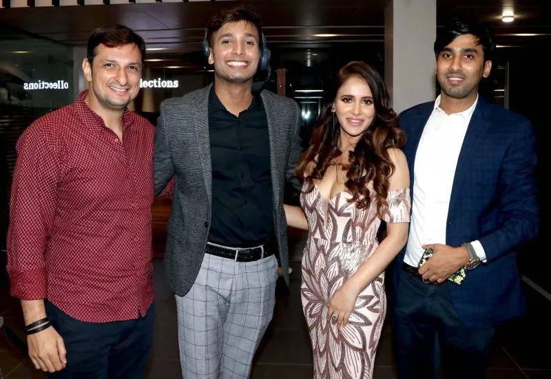 सेलेब्स ने मिस और मिसेज टियारा इंडिया के सेमीफाइनल में ठाणे के लैंडमार्क कार्स में शिरकत की 