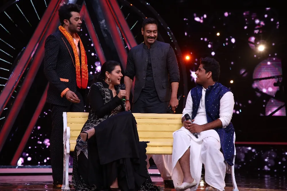 Contestant Nitin Kumar recreating a romantic moment with Kajol as Ajay Devgn and Maniesh Paul look on