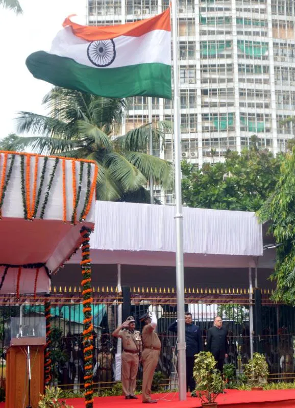 15 अगस्त के मौके पर मुंबई के प्रशासनिक मुख्यालय में मुख्यमंत्री देवेंद्र फडणवीस ने फहराया झंडा