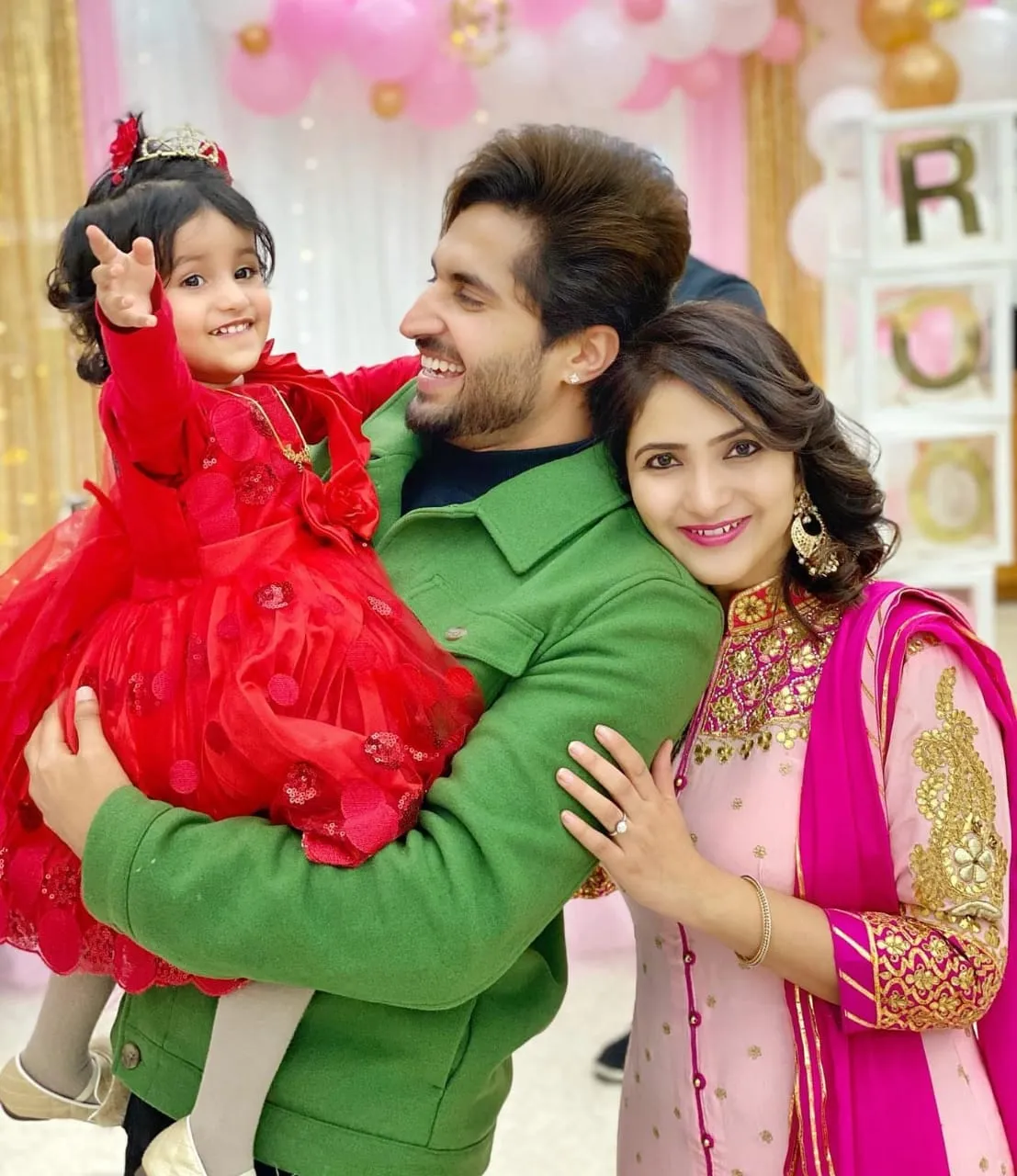 ऐसा है जस्सी गिल का परिवार, पहली बार शेयर की अपनी पत्नी और बेटी की तस्वीर (Jassie Gill Family Photo)