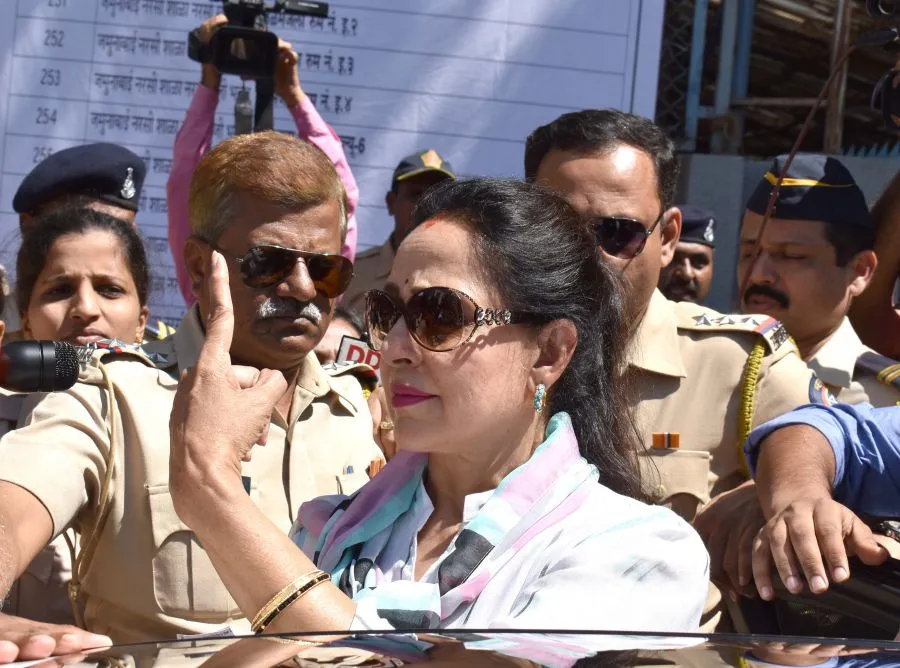 महाराष्ट्र विधानसभा चुनाव 2019 के दौरान बॉलीवुड स्टार्स ने वोट डाले
