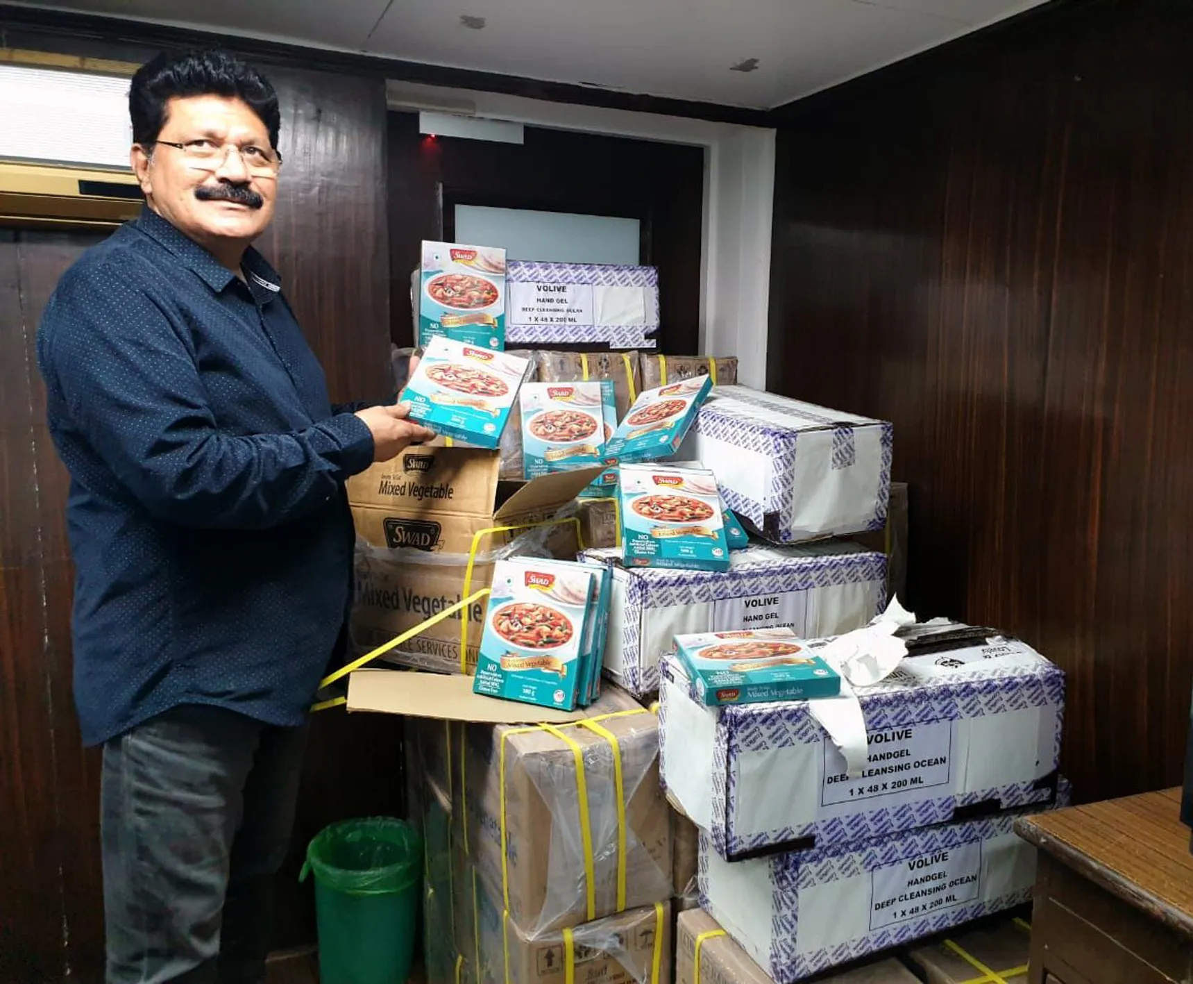 डॉ अब्दुल रहमान वनू बॉलीवुड के दैनिक श्रमिकों की ज़रूरी चीज़ों के साथ मदद कर रहे हैं