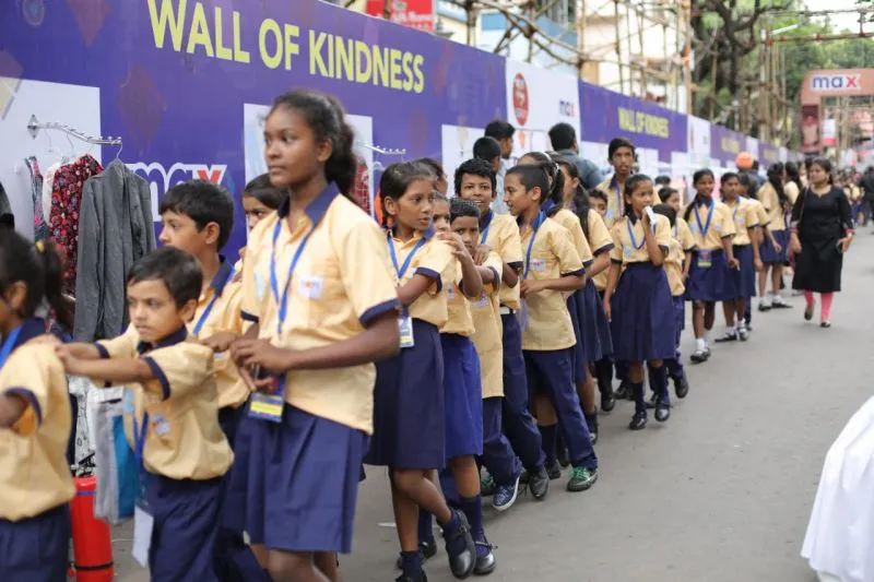 टीम ‘गुमनामी’ ने गरीब बच्चों की मदद के लिए मैक्स फैशन की ‘Wall of Kindness’