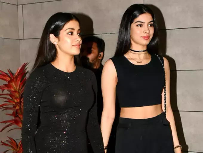 Janhvi kapoor khushi kapoor photoshoot,खुशी कपूर का बोल्ड फोटोशूट जाह्नवी  कपूर के प्रिंसेस लुक पर पड़ गया भारी, वायरल तस्वीरें हैं सबूत - lifestyle janhvi  kapoor in black ...