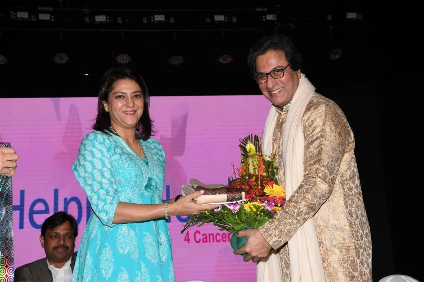 Priya dutt honouring Talat Aziz 