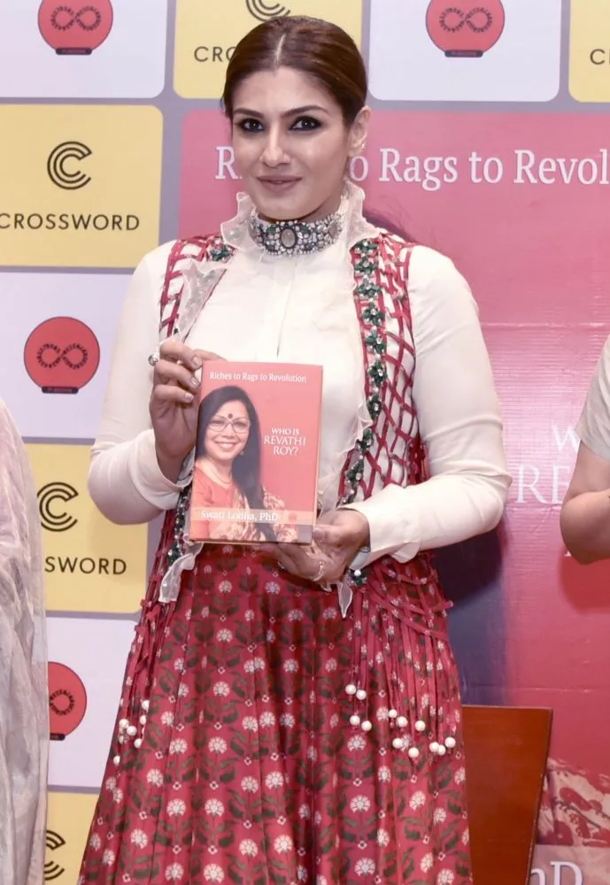 रवीना टंडन ने लॉन्च की डॉ. स्वाति लोढा की किताब हु इज रेवथी रॉय?