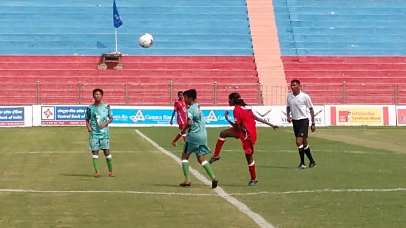बाँग्लादेश और मणिपुर की लड़कियों ने फुटबॉल में मारी बाजी