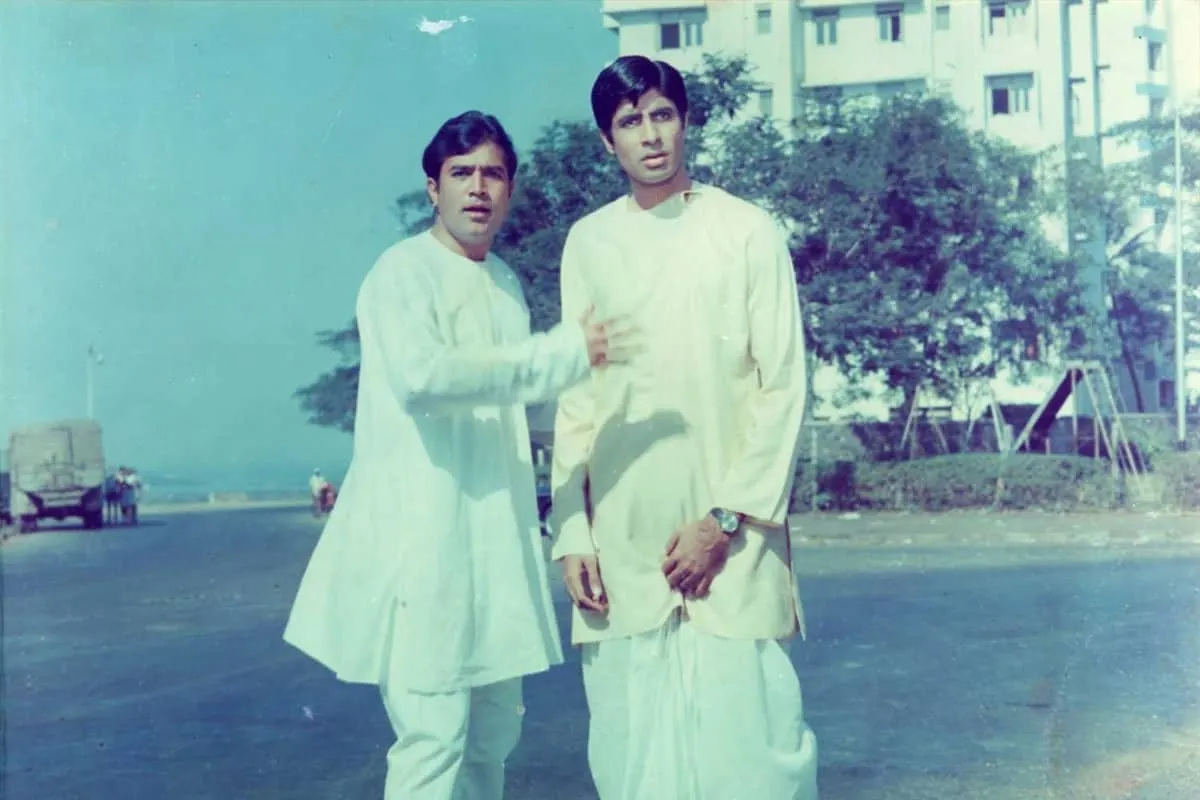Bollywood actor amitabh bachchan and rajesh khanna film namak haraam behind  the making story | एक ही महीने में ऐसा क्या हुआ कि Amitabh Bachchan को  डिस्ट्रीब्यूटर्स ने खड़ा कर दिया था