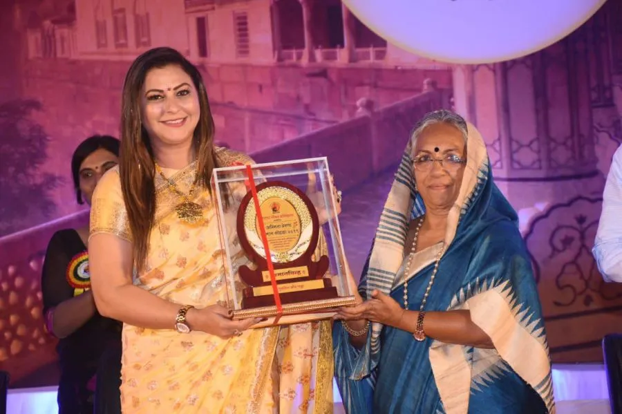 श्रीमती अस्मिता दिघावकर के श्रद्धाजंलि समारोह में महिलाएं सम्मानित
