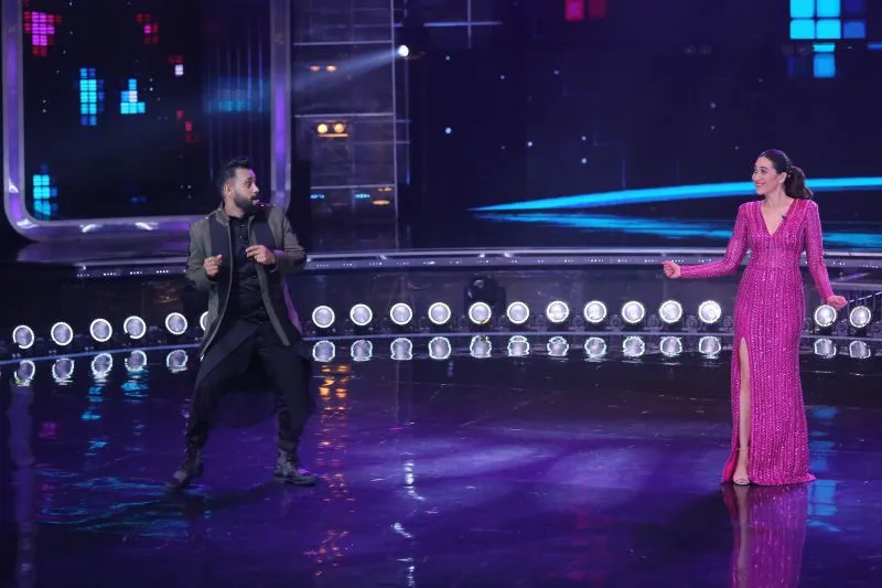 डांस इंडिया डांस 7 के सेट पर बॉस्को मार्टिस के साथ झूमती नजर आई करिश्मा कपूर