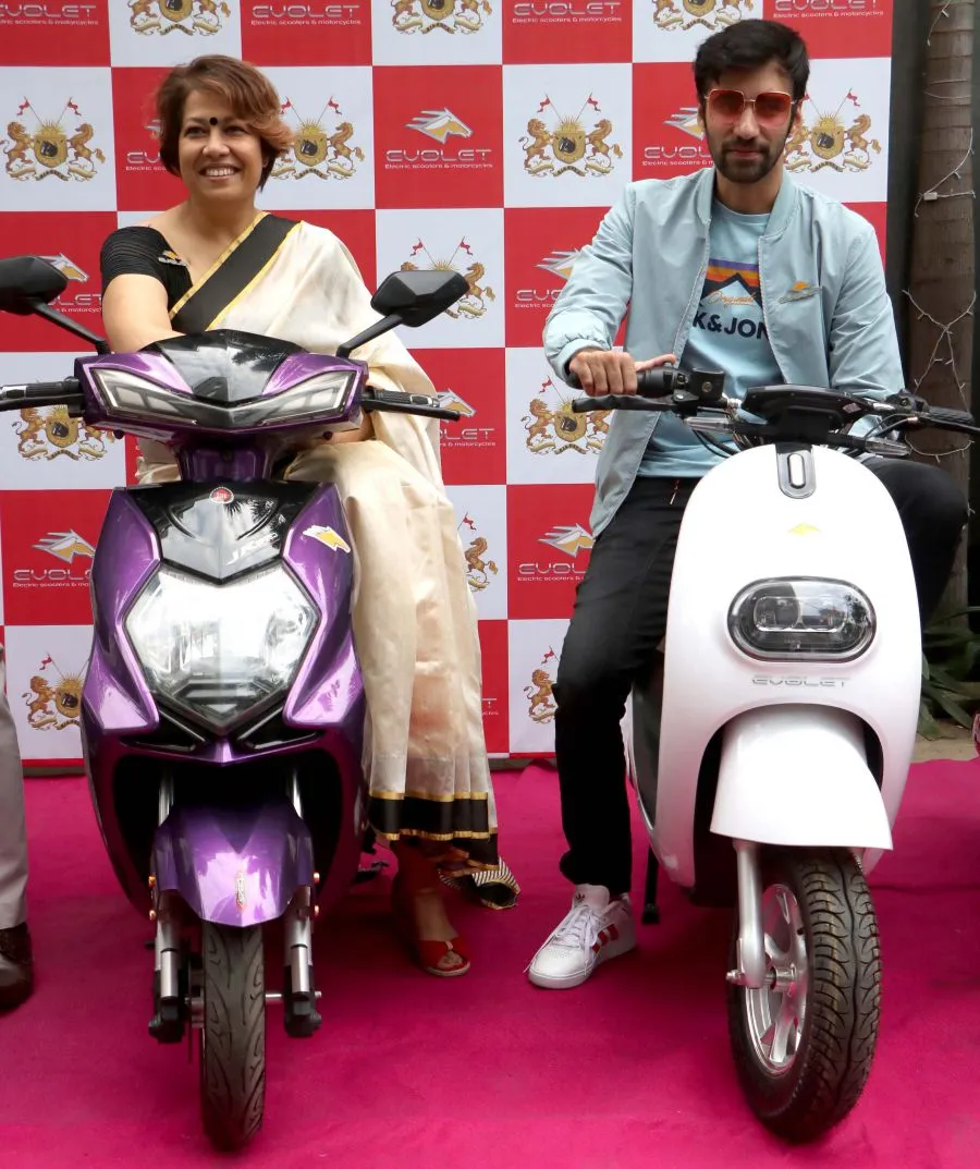 मुंबई में Evolet India के फ्लैगशिप शोरूम के लॉन्च में पहुंचे अभिनेता अविनाश तिवारी