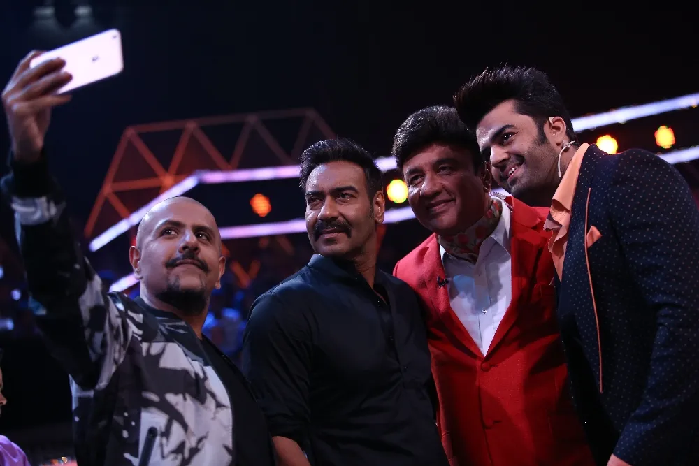 Vishal Dadlani takes a selfie with Ajay, Anu and Maniesh