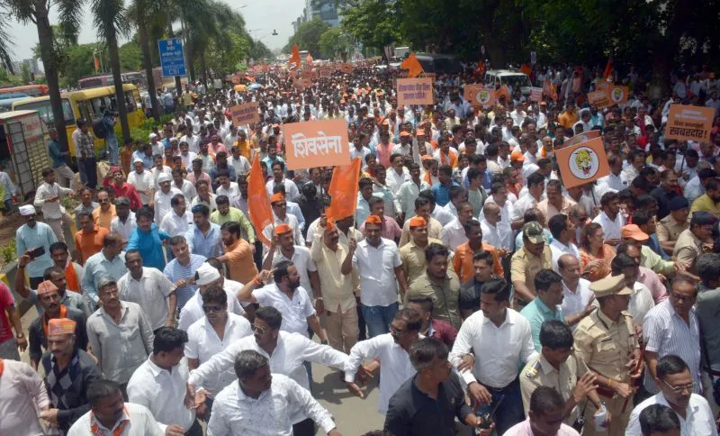 शिवसेना अध्यक्ष उद्धव ठाकरे पार्टी कार्यकर्ताओं के साथ बीमा कंपनियों के खिलाफ मुंबई में किसानों के प्रीमियम दावों के लिए विरोध रैली में भाग लिया