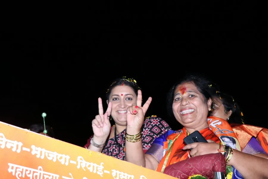केंद्रीय मंत्री स्मृति ईरानी बीजेपी राष्ट्रीय कार्यकारिणी सदस्य मनीषा ताई चौधरी की रैली में पहुंची