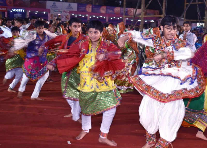 फाल्गुनी पाठक ने मुंबई में नवरात्रि के मौके पर डांडिया गर्बा डांस परफॉर्म किया
