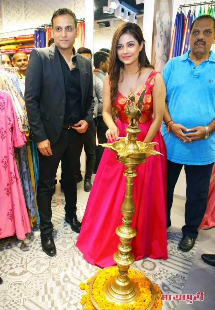 Rahul Jashnani , Meera Chopra