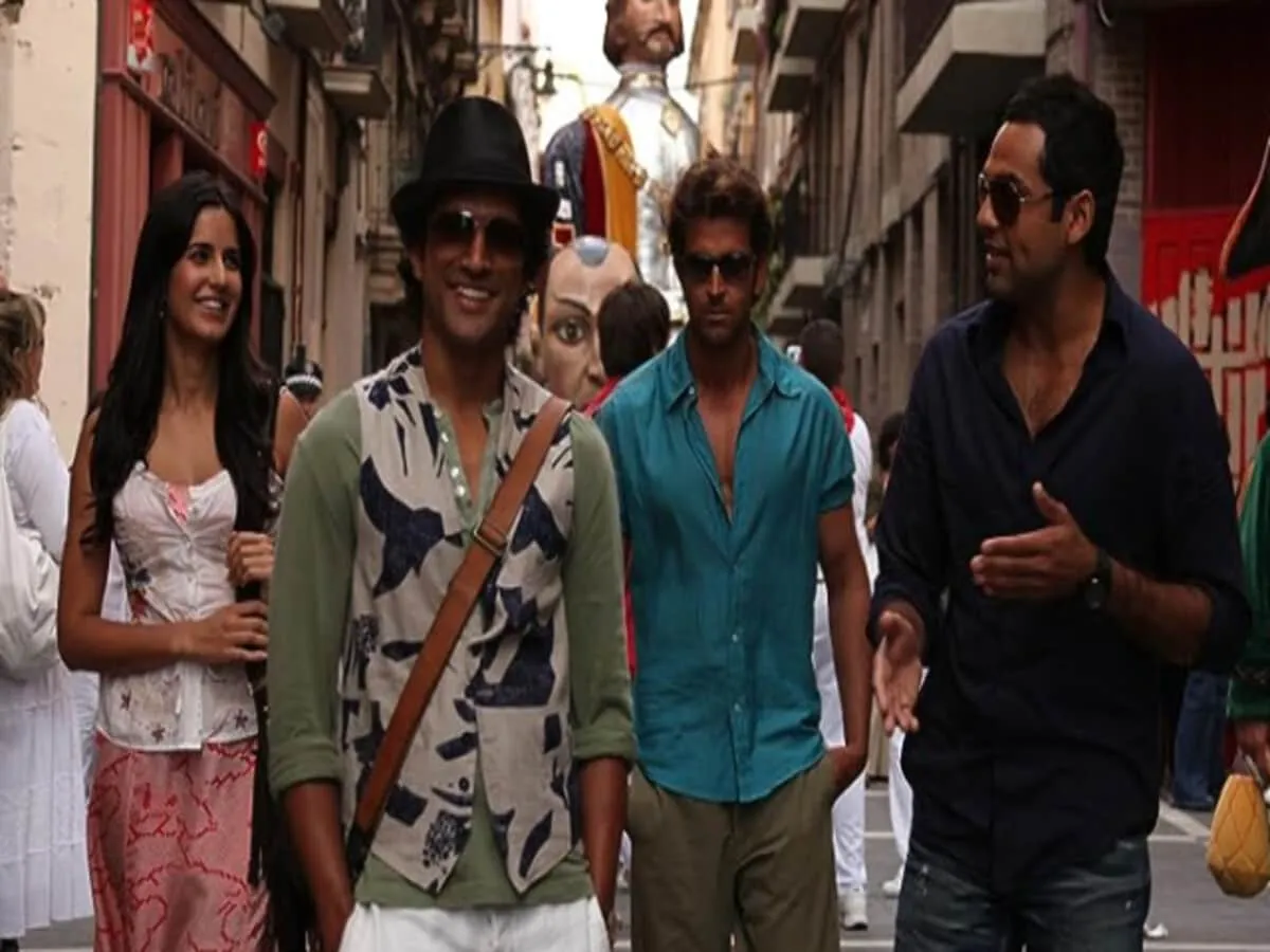 Zindagi Na Milegi Dobara sequel Farhan Akhtar shares hint about film fans  excited ZNMD के सीक्वल को लेकर फरहान अख्तर का हिंट, ऋतिक-अभय का कमेंट देख  फैन्स बोले- पक्का लिख रखा है