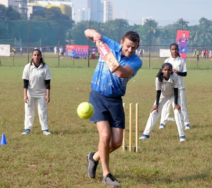 पूर्व ऑस्ट्रेलियाई क्रिकेटर एडम गिलक्रिस्ट ने बच्चों के लिए क्रिकेट चैरिटी में हिस्सा लिया