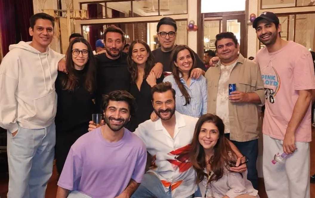 Karishma Kapoor's film Murder Mubarak shooting is over, the lovely bonding  of the star cast was seen in the pictures surfaced -Hindi Filmibeat