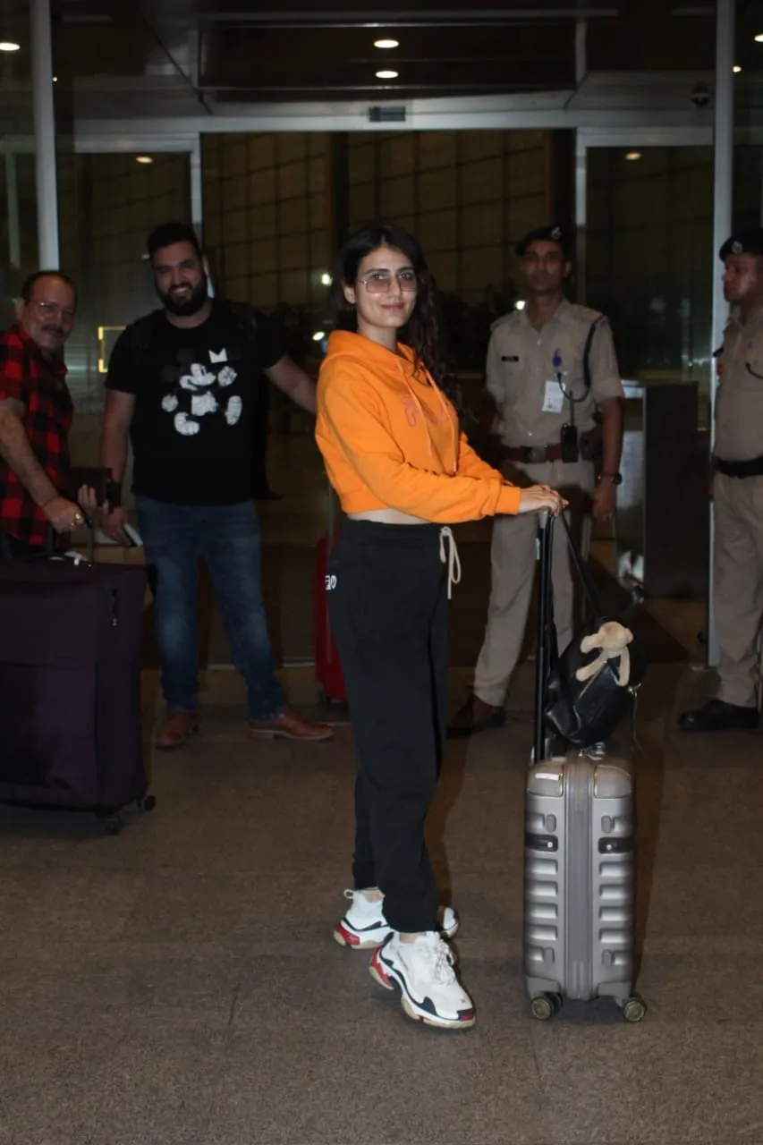 मुंबई एयरपोर्ट पर दंगल गर्ल फातिमा सना शेख का दिखा कूल अंदाज़