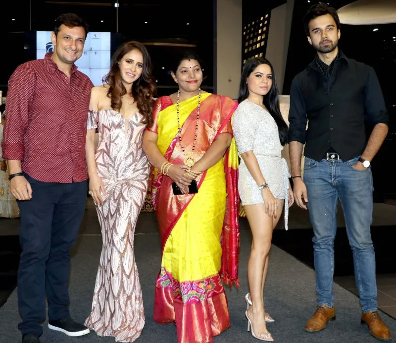 सेलेब्स ने मिस और मिसेज टियारा इंडिया के सेमीफाइनल में ठाणे के लैंडमार्क कार्स में शिरकत की 