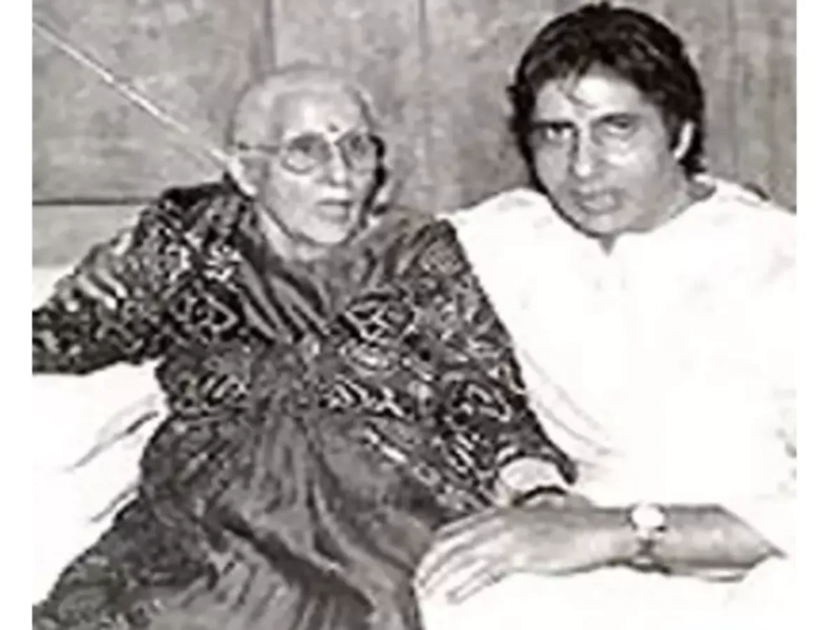 amitabh bachchan: "Leave her.. she wishes to go.." Amitabh Bachchan  remembers his mother Teji Bachchan on her Death anniversary - The Economic  Times