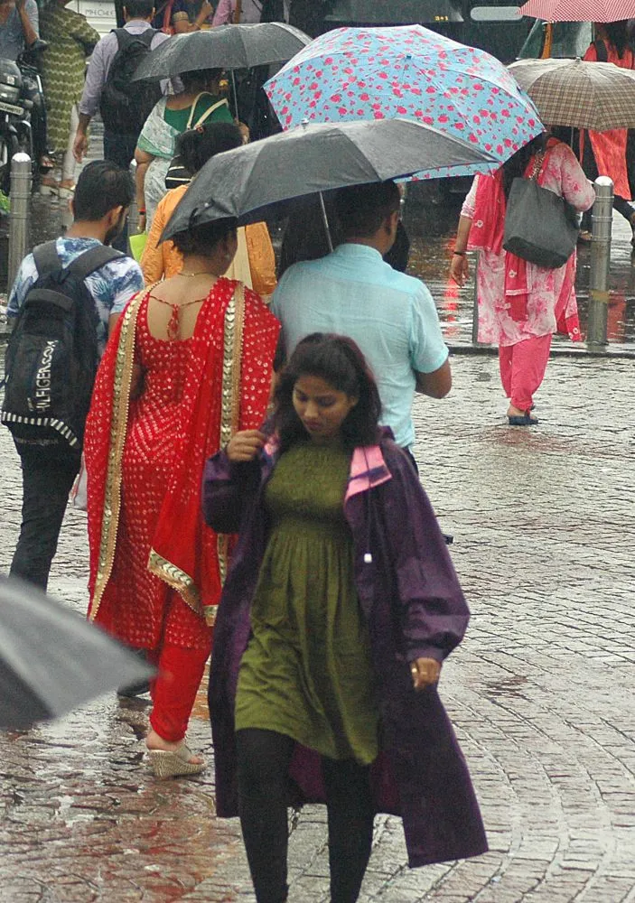 मुंबई की कई घंटे लगातार बारिश से परेशान हुए मुंबईवासी
