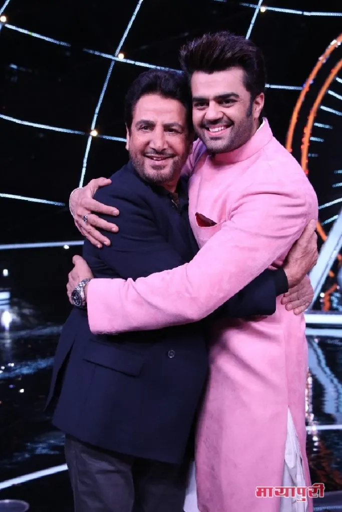 Gurdas Maan share a warm hug with the host Maniesh Paul