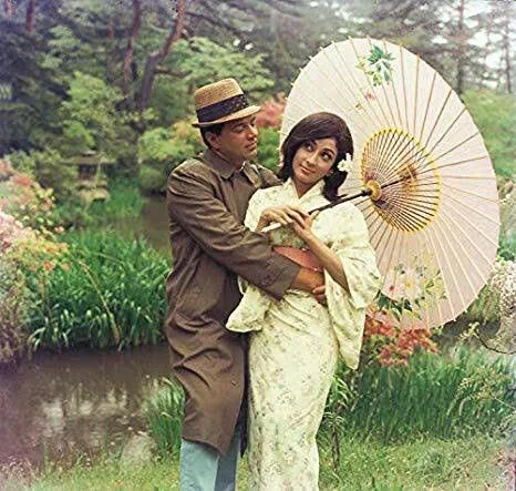 Dharmendra & Mala Sinha in 'Aankhen' (1968) : r/ClassicDesiCelebs