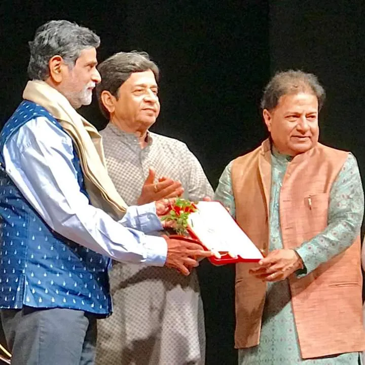 जलोटा वेलफेयर फाउंडेशन के 11 वें ग्लोरी अवॉर्ड्स में मायापुरी के वरिष्ठ फोटोग्राफर सुरेश जेठवा को सम्मानित किया गया