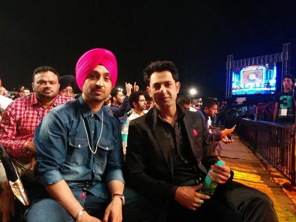 Raaj FM on X: "Best of friends Gippy Grewal & Diljit Dosanjh at the  #PTCPunjabiMusicAwards @diljitdosanjh @igippygrewal http://t.co/qtKBgsyFJT"  / X