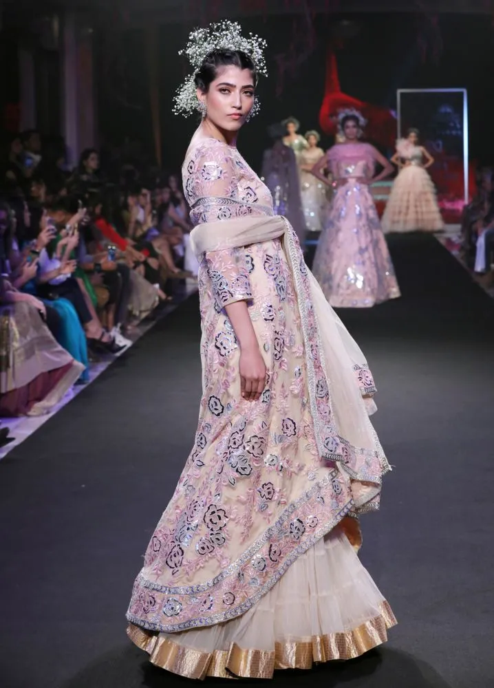 FDCI इंडिया कॉट्योर वीक 2019 में सुनीत वर्मा ने दिखाया अपना नया कलेक्शन अमारा
