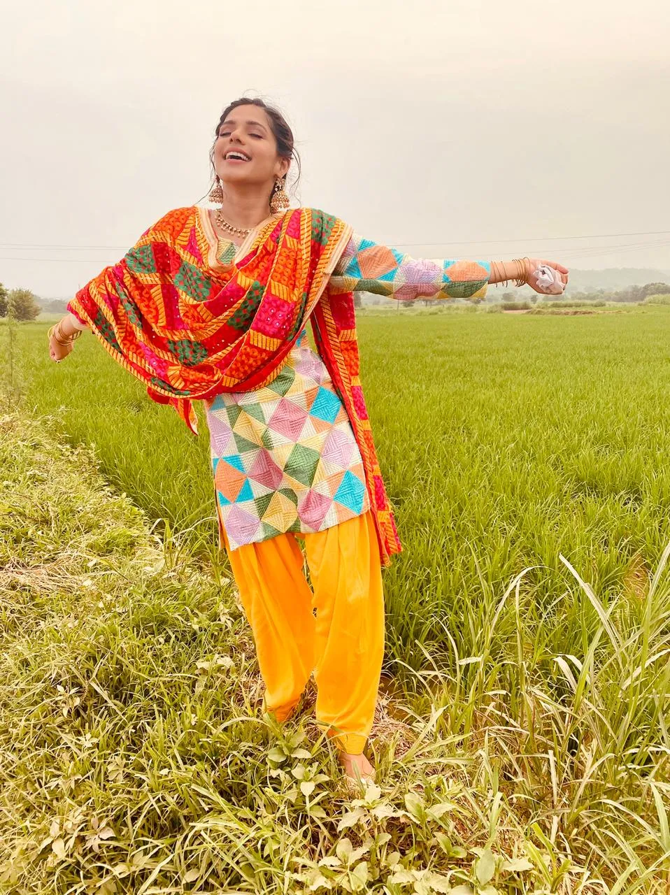प्रणति राय प्रकाश ने अपने आने वाले संगीत वीडियो के कुछ मजेदार बीटीएस वीडियो को हमसे किया शेयर।