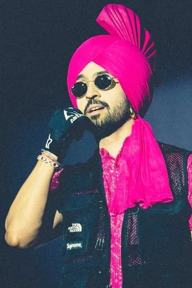 Diljit Dosanjh pauses show at Ahmedabad after noticing fans watching from  hotel balcony without tickets - IBTimes India