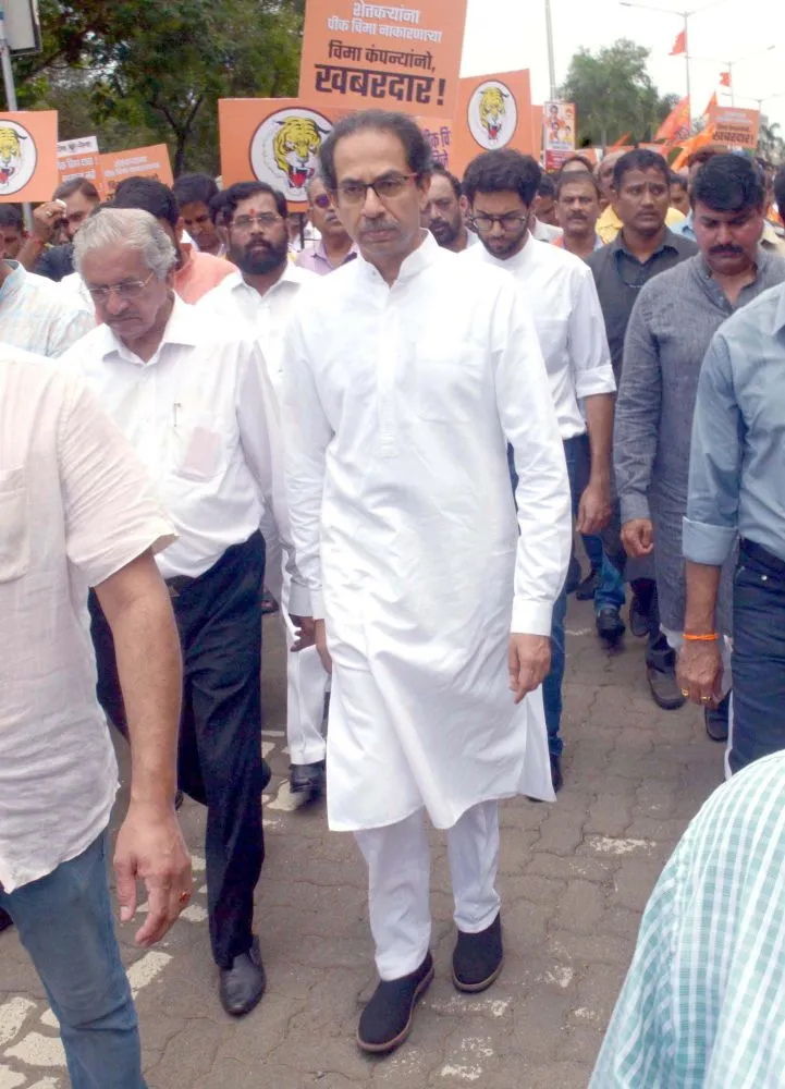 शिवसेना अध्यक्ष उद्धव ठाकरे पार्टी कार्यकर्ताओं के साथ बीमा कंपनियों के खिलाफ मुंबई में किसानों के प्रीमियम दावों के लिए विरोध रैली में भाग लिया