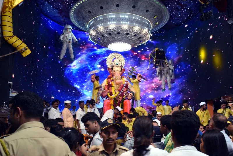 गणेश चतुर्थी शुरू होते ही भक्त लालबागचा राजा पंडाल में पूजा अर्चना करते हैं