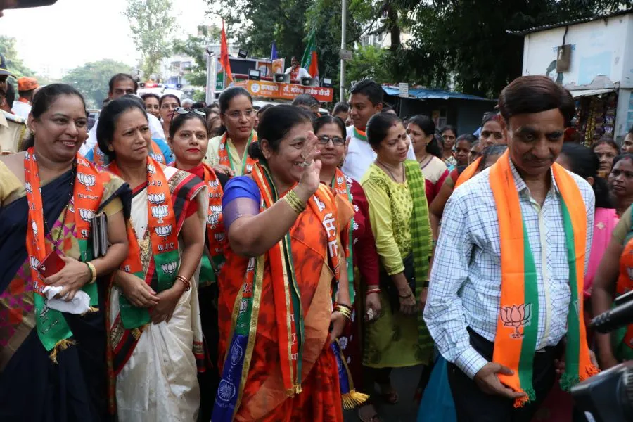 केंद्रीय मंत्री स्मृति ईरानी बीजेपी राष्ट्रीय कार्यकारिणी सदस्य मनीषा ताई चौधरी की रैली में पहुंची