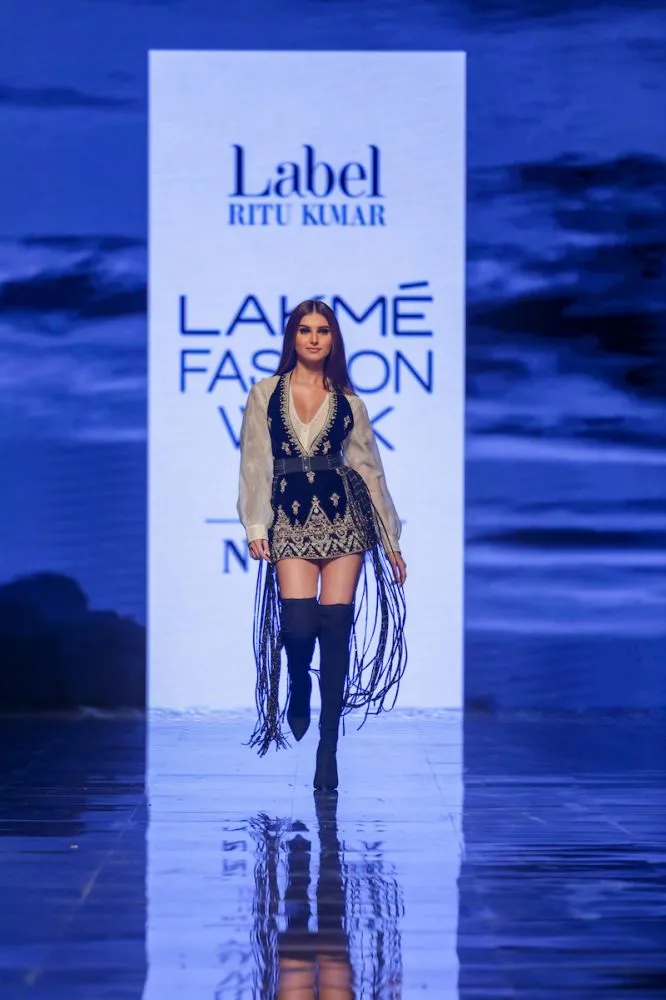 Lakme Fashion Week 2019: डिजाइनर ऋतु कुमार के लिए शो स्टॉपर बनीं तारा सुतारिया