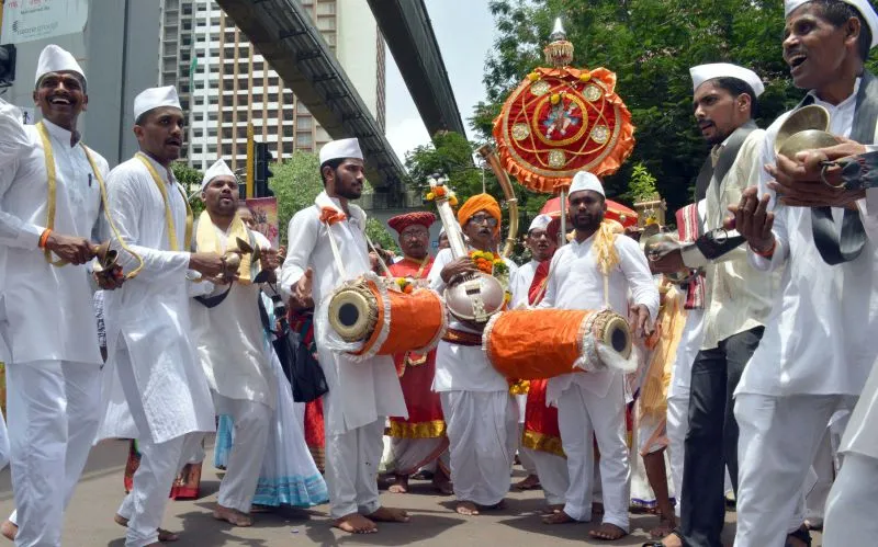 भगवान विठ्ठल मंदिर में आषाढ़ी एकादशी के अवसर पर बिंदी जुलूस में भाग लेते हुए भक्त