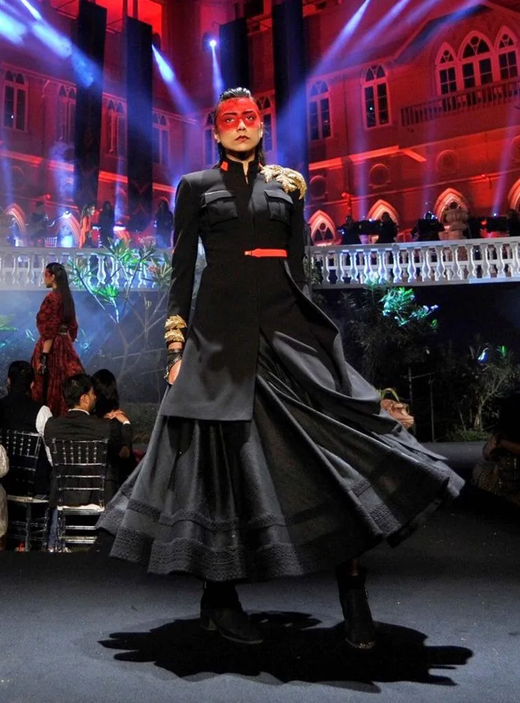 लैक्मे फैशन वीक के आखिरी दिन करीना कपूर खान ने रैंप पर दिखाया अपना जलवा