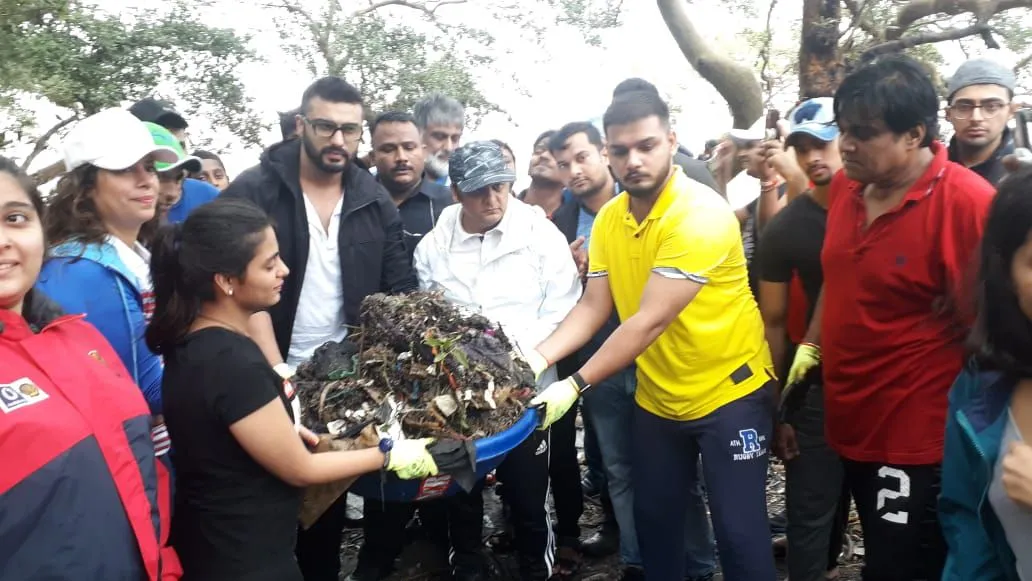 अर्जुन कपूर ने भामला फाउंडेशन के साथ मिलकर बांद्रा के कार्टर रोड पर बीच साफ सफाई की