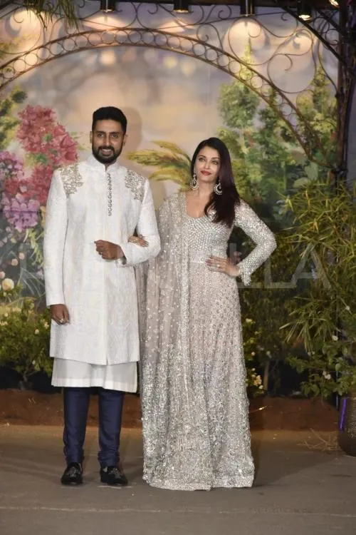 sonam-kapoor-receives-aishwarya-rai-blessing-in-the-reception-party-with-abhishek-bachchan